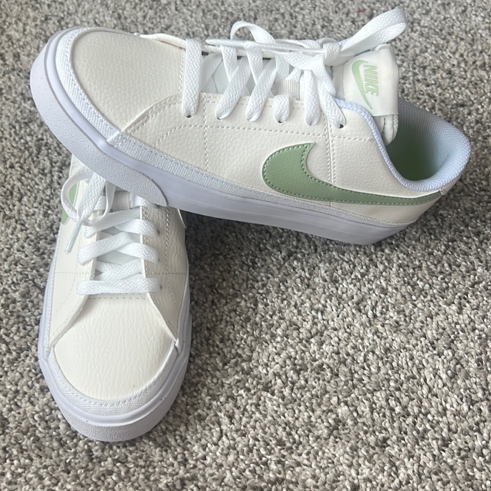 NIKE Court Legacy Women’s Size 6
